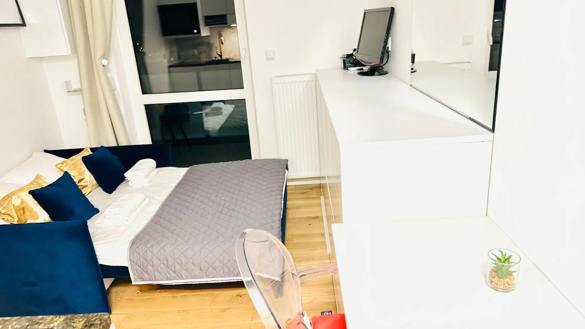 Luxury Iris Apartment Warsaw 0*,  Poland